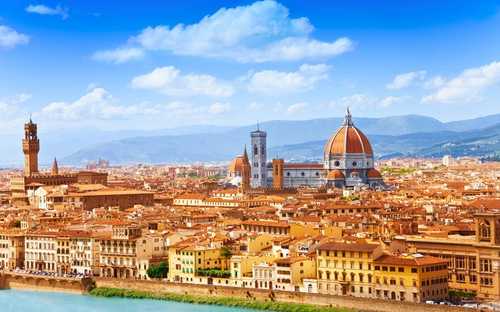 Tour en autobús turístico por Florencia Autobús descapotable frente al Duomo en Florencia